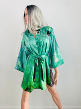 Load image into Gallery viewer, WAIKIKI PALMS AND BEACH HAWAII KIMONO