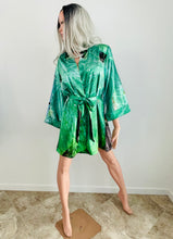 Load image into Gallery viewer, WAIKIKI PALMS AND BEACH HAWAII KIMONO