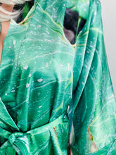 Load image into Gallery viewer, WAIKIKI PALMS AND BEACH HAWAII KIMONO