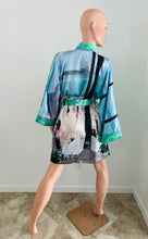Load image into Gallery viewer, WAIKIKI PALMS AND BEACH HAWAII KIMONO