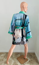 Load image into Gallery viewer, WAIKIKI PALMS AND BEACH HAWAII KIMONO