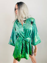 Load image into Gallery viewer, WAIKIKI PALMS AND BEACH HAWAII KIMONO