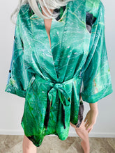 Load image into Gallery viewer, WAIKIKI PALMS AND BEACH HAWAII KIMONO